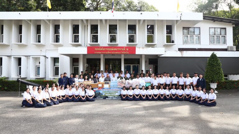 ผู้บริหาร คณะครู และนักเรียนโรงเรียนระยองวิทยาคม ได้ร่วมส่งกำลังใจ มอบสิ่งของจำเป็นจากการเปิดรับบริจาคระหว่างวันที่ 30 กรกฎาคม – 26 สิงหาคม ให้แก่ทหารกล้าแนวหน้าผู้ปกป้องแผ่นดินไทย ณ ค่ายมหาสุรสีหนาท