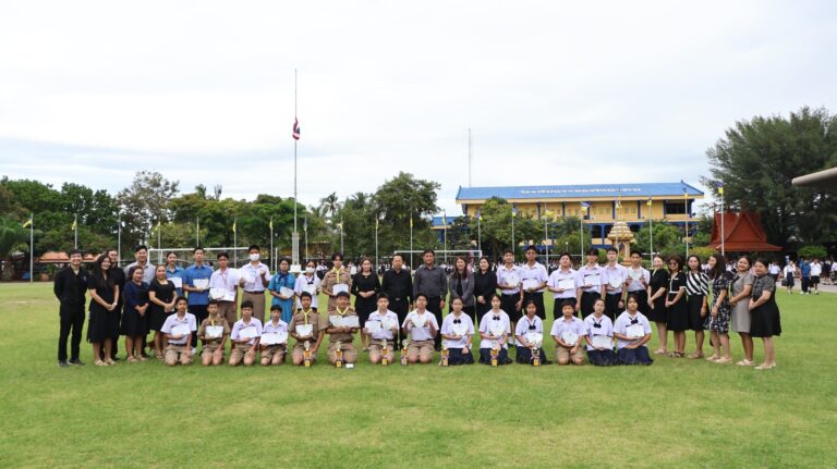 พิธีมอบเกียรติบัตร ให้แก่นักเรียนที่สร้างชื่อเสียงและทำกิจกรรมของกลุ่มสาระการเรียนรู้คณิตศาสตร์