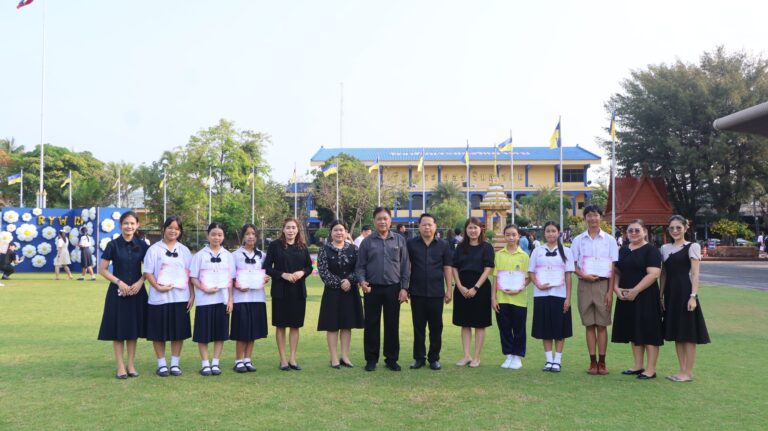 พิธีมอบเกียรติบัตรของฝ่ายกิจกรรมพัฒนาผู้เรียน ให้แก่กลุ่มนักเรียน “ยุวบรรณารักษ์”